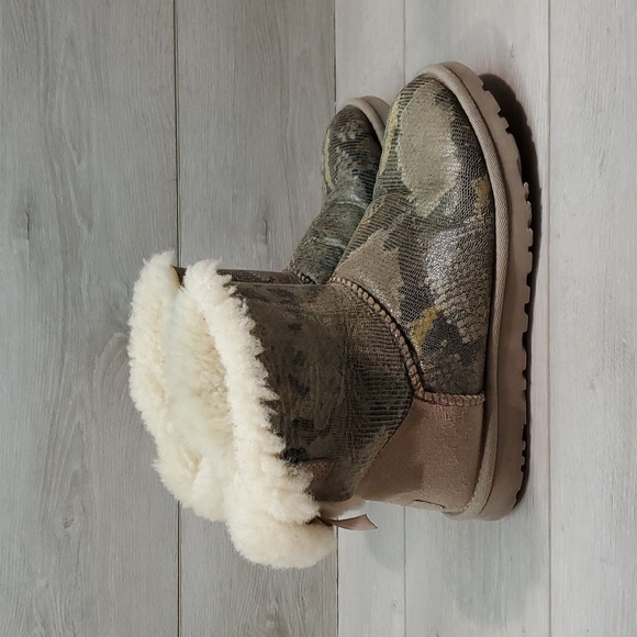 Ugg Australia Women Bailey Bow Short Snake Sheepskin Boots shoes sz 6 - Picture 2 of 12